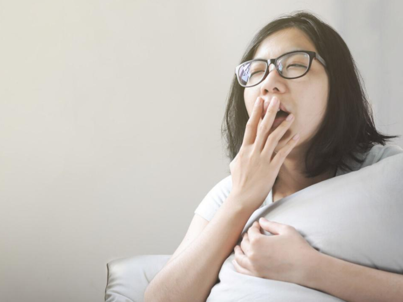 不同人睡前喝水对眼压的影响